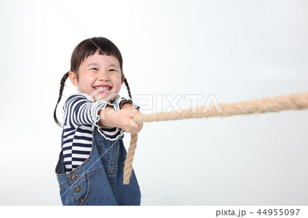 女の子 綱引き 笑い 44955097