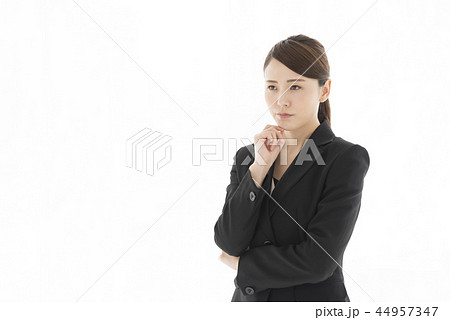 女性　ビジネス　腕組　考える 44957347