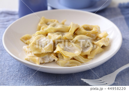 Ravioli under cream sauce 44958220