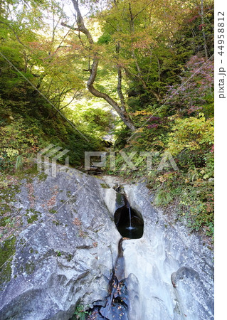 日本百景：奥裾花渓谷 甌穴（ポットホール）　秋　長野市鬼無里 44958812