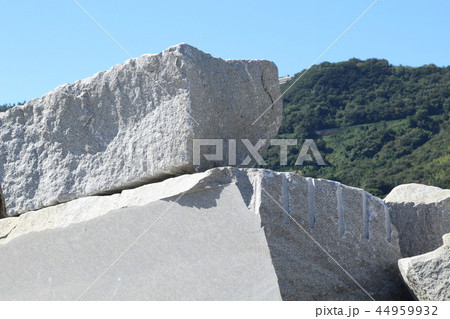 岩肌と青空 岩肌と青空 44959932