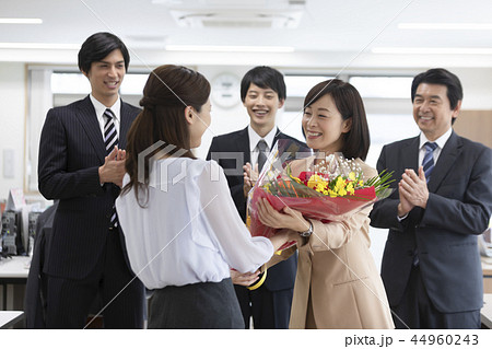 ビジネスウーマン　退職 44960243