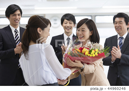 ビジネスウーマン　退職 44960246