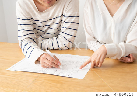 婚姻届を書くカップル 44960919