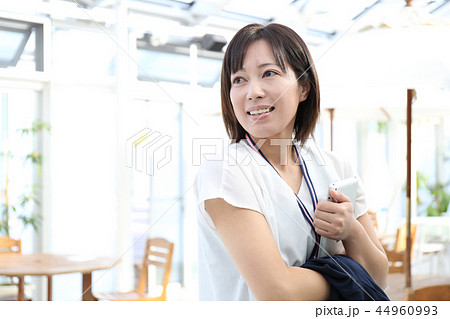 カフェでお仕事するノマドワーカー 44960993