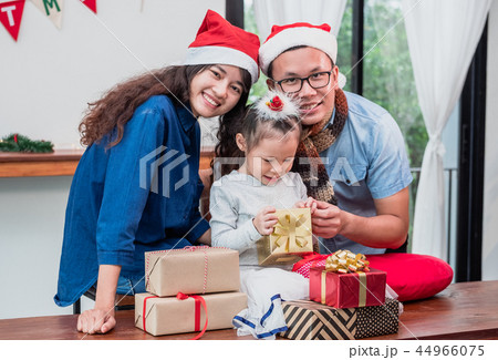 Happy family Asian family wear santa claus hatの写真素材 [44966075] - PIXTA