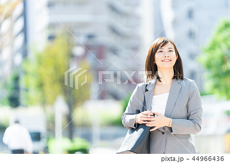 オフィス街 歩くスーツの女性 Ol ビジネス スーツ ポートレート リクルートの写真素材