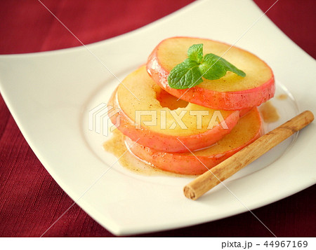 りんごのソテー シナモンスティック添え 背景赤 (横位置) りんごのソテー シナモンスティック添え 背景赤 (横位置) 44967169