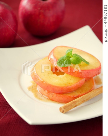 りんごのソテー　シナモンスティック添え　背景赤　 44967181