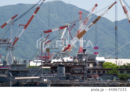 林立するクレーンの景色 林立するクレーンの景色 44967235