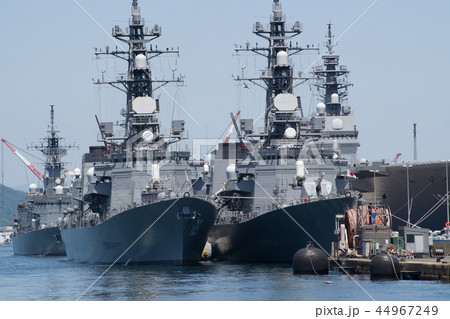 係留中の二隻の護衛艦 44967249