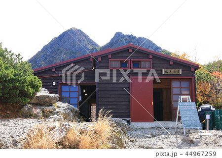 南アルプス塩見岳山頂への道 　塩見小屋と仰ぎ見る塩見岳山頂 44967259