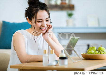 若い女性 44967391