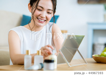 若い女性 44967393