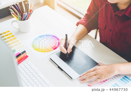 Graphic designer drawing on graphics tablet  44967730