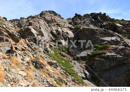 南アルプス塩見岳山頂への道  山頂直下から頂上を望む 南アルプス塩見岳山頂への道  山頂直下から頂上を望む 44968375