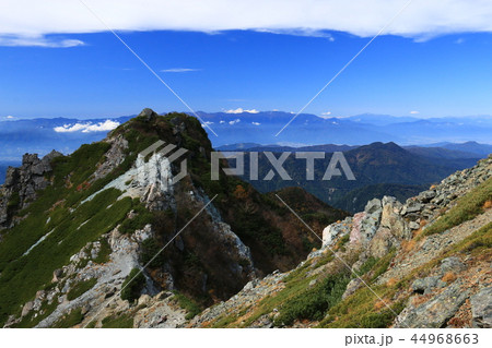 南アルプス塩見岳山頂への道 山頂直下天狗岩越しに中央アルプス、乗鞍岳を望む 南アルプス塩見岳山頂への道 山頂直下天狗岩越しに中央アルプス、乗鞍岳を望む 44968663