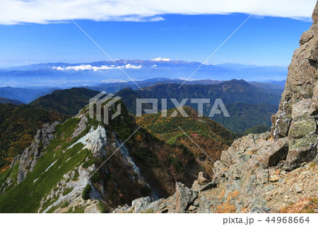 南アルプス塩見岳山頂への道 山頂直下天狗岩越しに中央アルプス、乗鞍岳を望む 南アルプス塩見岳山頂への道 山頂直下天狗岩越しに中央アルプス、乗鞍岳を望む 44968664