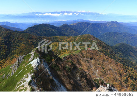 南アルプス塩見岳山頂への道　山頂直下天狗岩越しに中央アルプス、乗鞍岳を望む 44968665