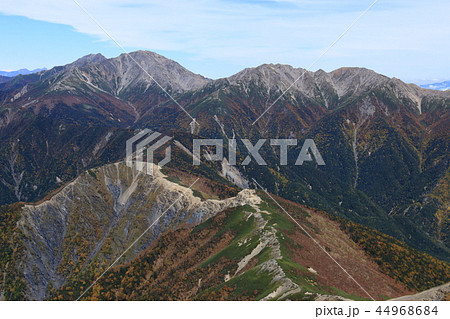 南アルプス塩見岳山頂への道　頂上直下からの白峰三山　北岳、間ノ岳、農鳥岳遠景 44968684