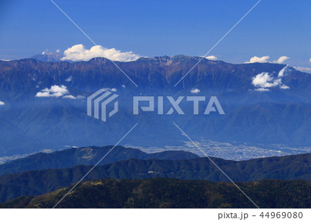 南アルプス塩見岳山頂からの 中央アルプス 木曽駒ヶ岳 宝剣岳 御嶽山 遠景 の写真素材