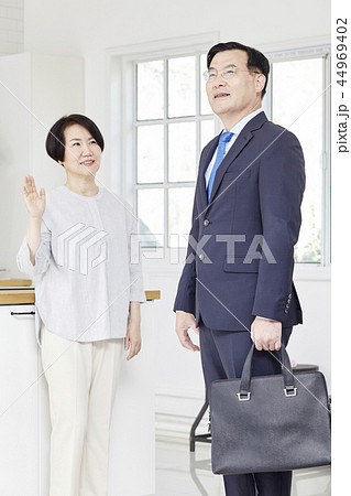 夫婦 ビジネスマン 通勤 44969402