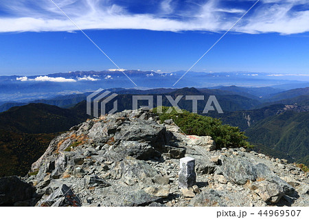 南アルプス塩見岳西峰山頂と　中央アルプス　乗鞍岳　北アルプス槍穂高連峰　遠景　 44969507