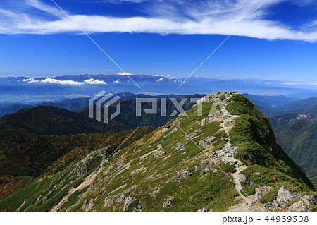 南アルプス塩見岳山頂東峰から西峰越しに　中央アルプス　乗鞍岳　北アルプス槍穂高連峰　を望む　 44969508