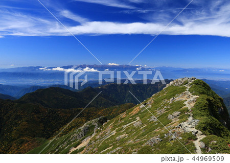 南アルプス塩見岳山頂東峰から西峰越しに　中央アルプス　乗鞍岳　北アルプス槍穂高連峰　を望む　 44969509