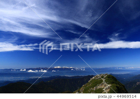 南アルプス塩見岳山頂東峰から西峰越しに　中央アルプス　乗鞍岳　北アルプス槍穂高連峰　を望む　 44969514
