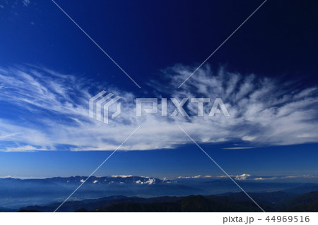 南アルプス塩見岳山頂から 中央アルプス 乗鞍岳 北アルプス槍穂高連峰 を望む の写真素材