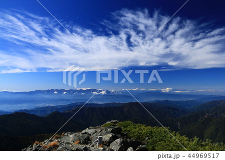 南アルプス塩見岳西峰山頂から　中央アルプス　乗鞍岳　北アルプス槍穂高連峰　を望む　 44969517