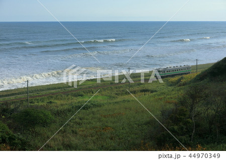 太平洋を望みながら走る根室本線の列車 太平洋を望みながら走る根室本線の列車 44970349