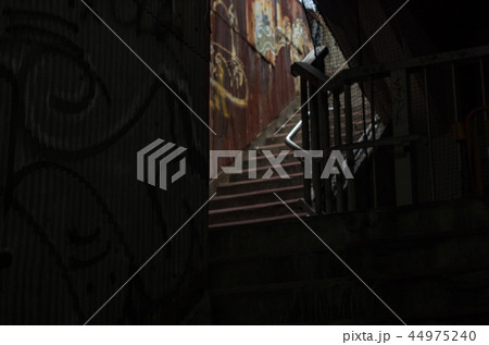 高架下の階段 44975240