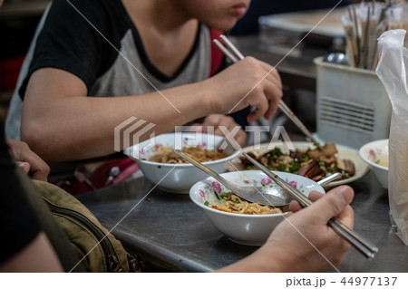 お椀に盛られた麺 44977137