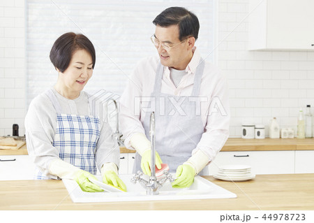お皿を洗う 皿洗い 食器洗い 44978723