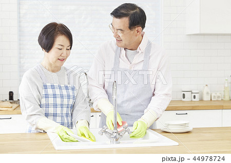 お皿を洗う 皿洗い 食器洗い 44978724