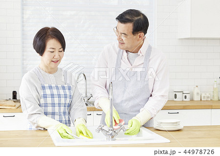 お皿を洗う 皿洗い 食器洗い 44978726