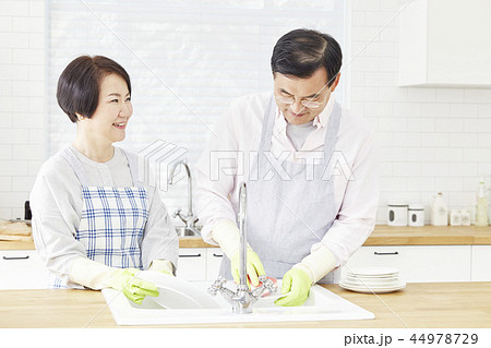 お皿を洗う 皿洗い 食器洗い 44978729