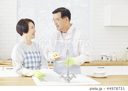 お皿を洗う 皿洗い 食器洗い 44978731
