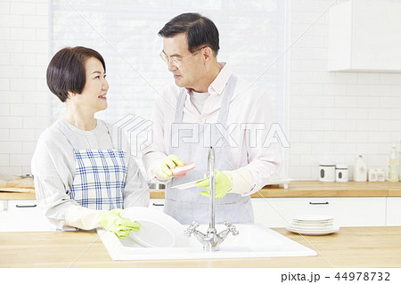 お皿を洗う 皿洗い 食器洗い 44978732