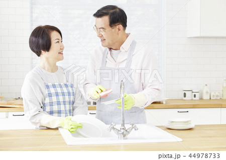 お皿を洗う 皿洗い 食器洗い 44978733