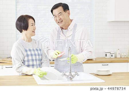 お皿を洗う 皿洗い 食器洗い 44978734