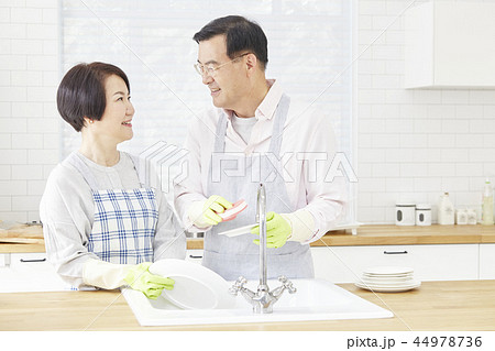 お皿を洗う 皿洗い 食器洗い 44978736