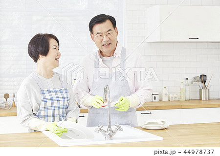 お皿を洗う 皿洗い 食器洗い 44978737