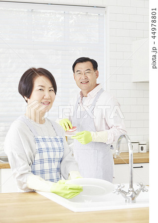 お皿を洗う 皿洗い 食器洗い 44978801