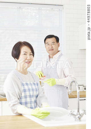 お皿を洗う 皿洗い 食器洗い 44978803