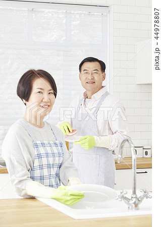 お皿を洗う 皿洗い 食器洗い 44978807