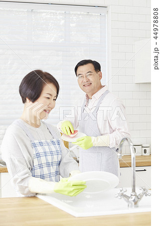 お皿を洗う 皿洗い 食器洗い 44978808