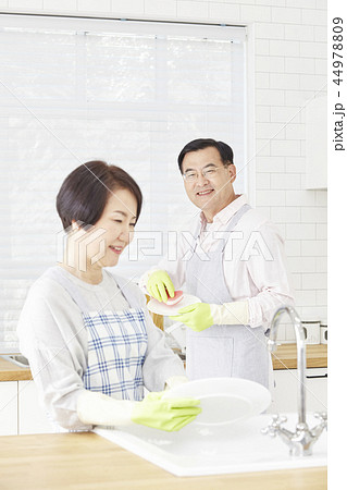 お皿を洗う 皿洗い 食器洗い 44978809